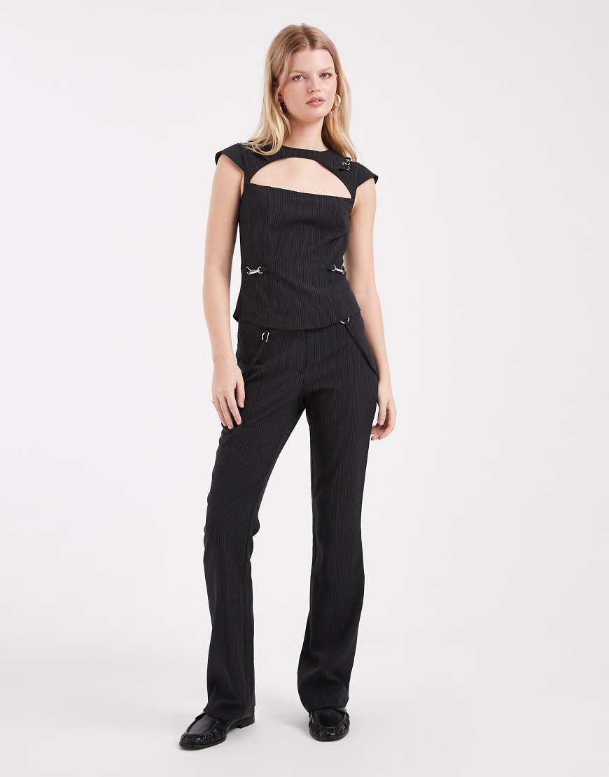 COLLUSION - Elegante Hose in Schwarz mit Nadelstreifen und Schnallendetail, Kombiteil-Marineblau von Collusion