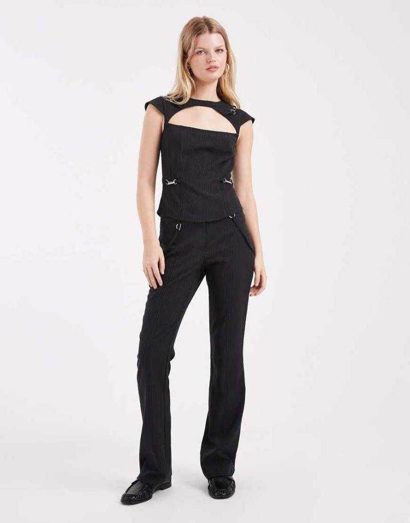 COLLUSION - Elegante Hose in Schwarz mit Nadelstreifen und Schnallendetail, Kombiteil-Marineblau von Collusion