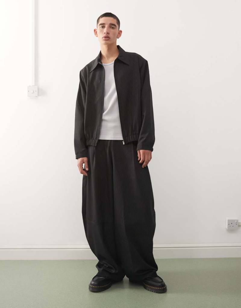 COLLUSION - Elegante Hose zum Überziehen mit Ballonschnitt und Nadelstreifen-Schwarz von Collusion