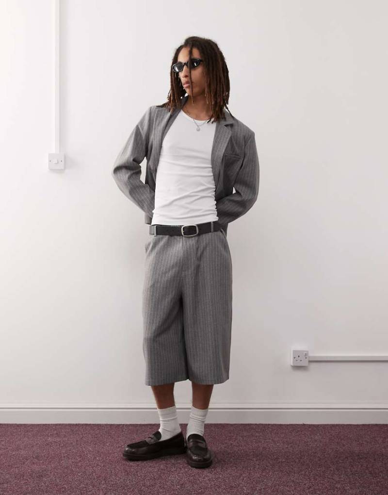 COLLUSION - Elegante Longline-Shorts in Steingrau mit Nadelstreifen, Kombiteil-Neutral COLLUSION - Elegante Longline-Shorts in Steingrau mit Nadelstreifen, Kombiteil-Neutral von Collusion