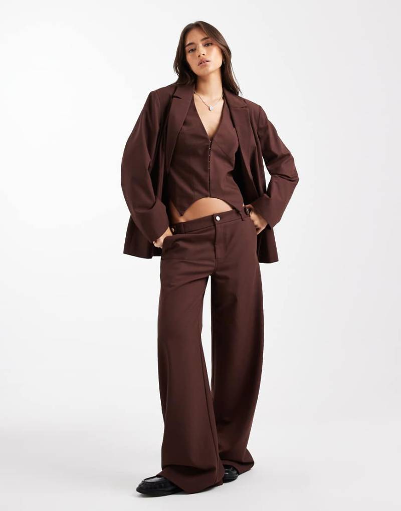 COLLUSION - Elegante Relaxed Fit Hose in Schokobraun mit niedrigem Bund-Brown von Collusion