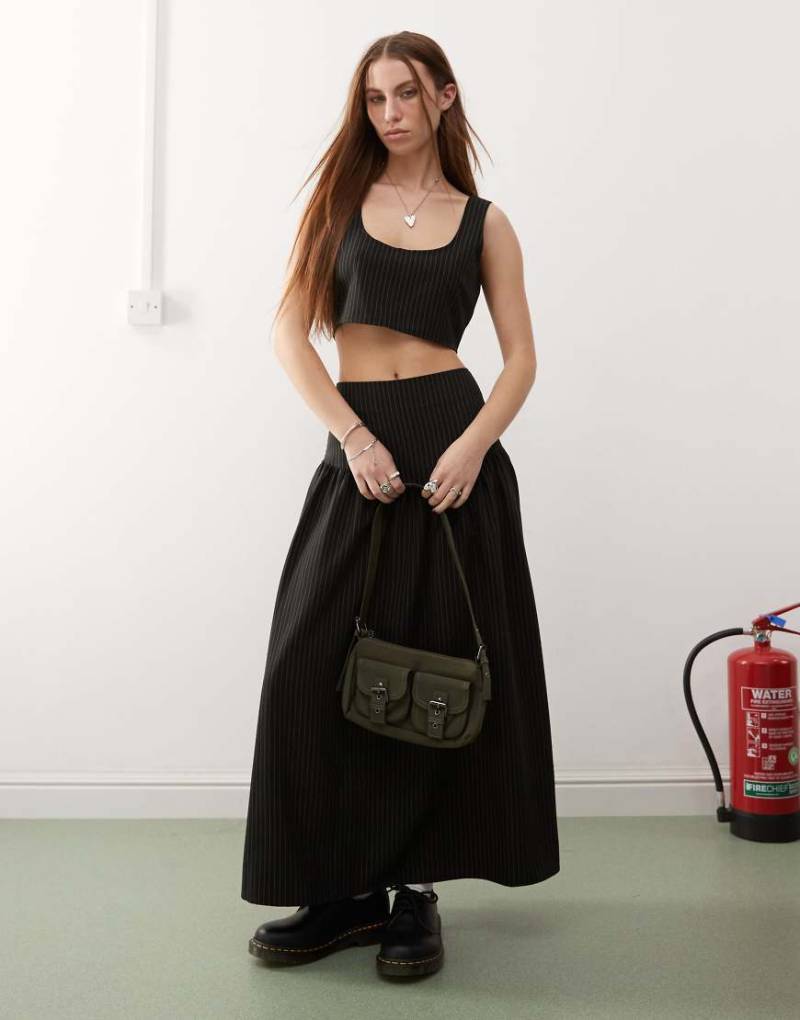 COLLUSION - Eleganter Midirock in Schwarz mit Nadelstreifen und tief angesetzter Taille, Kombiteil von Collusion