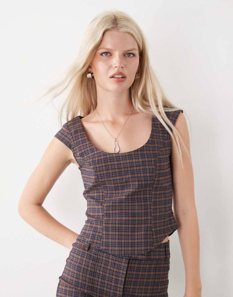 COLLUSION - Elegantes, figurbetontes T-Shirt mit dunklem Karomuster, Kombiteil-Bunt von Collusion