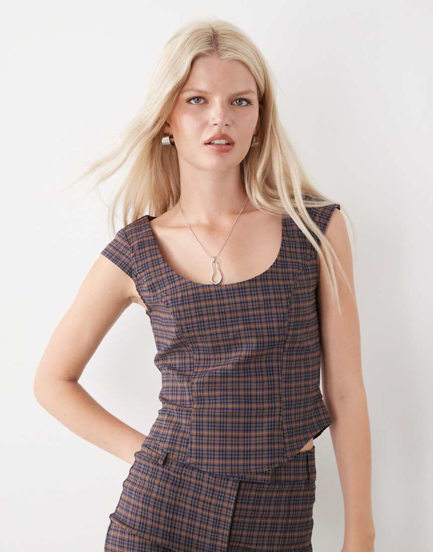 COLLUSION - Elegantes, figurbetontes T-Shirt mit dunklem Karomuster, Kombiteil-Bunt von Collusion