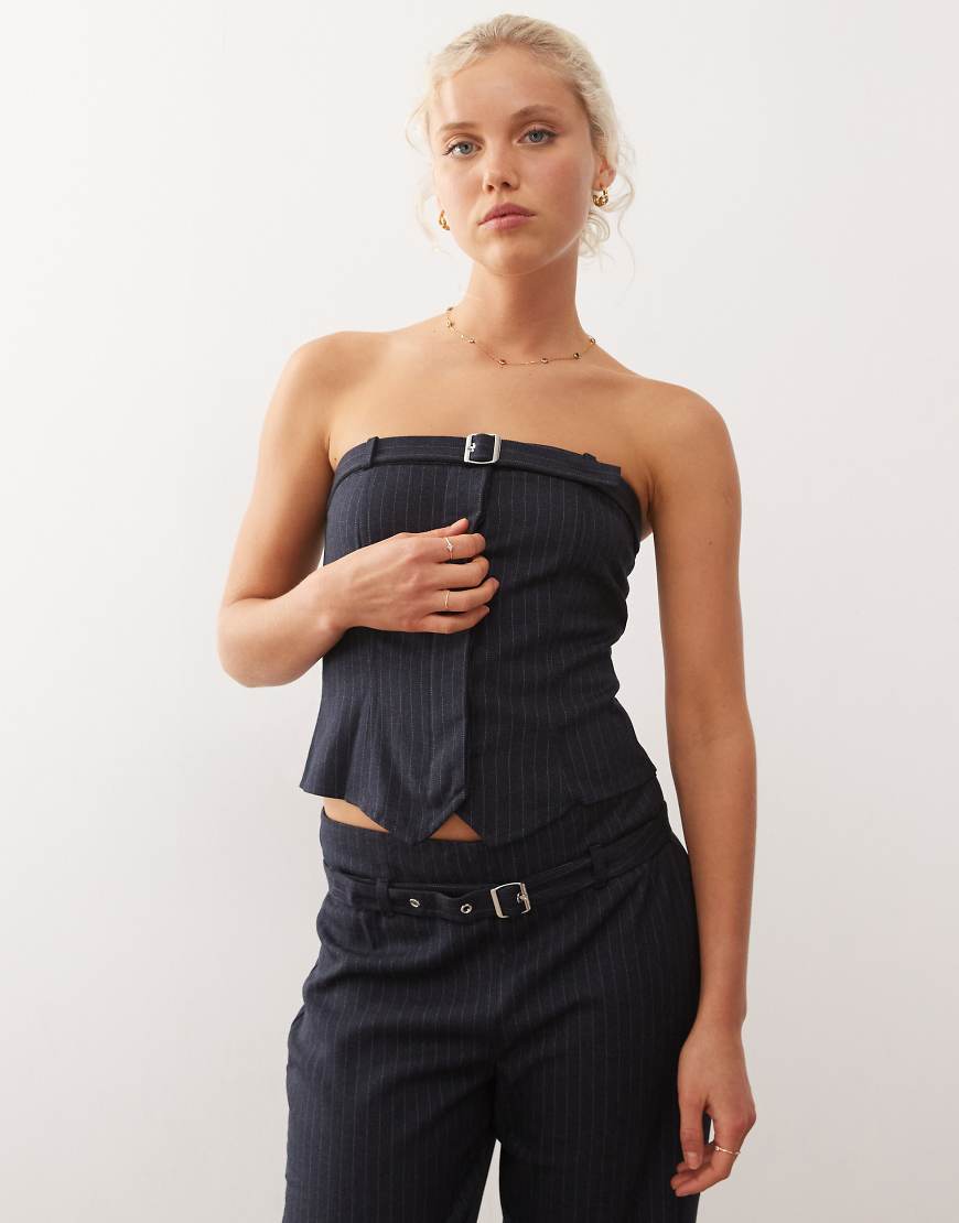 COLLUSION - Elegantes Oberteil in Marineblau mit Nadelstreifen und Schnallendetail, Kombiteil-Grau von Collusion