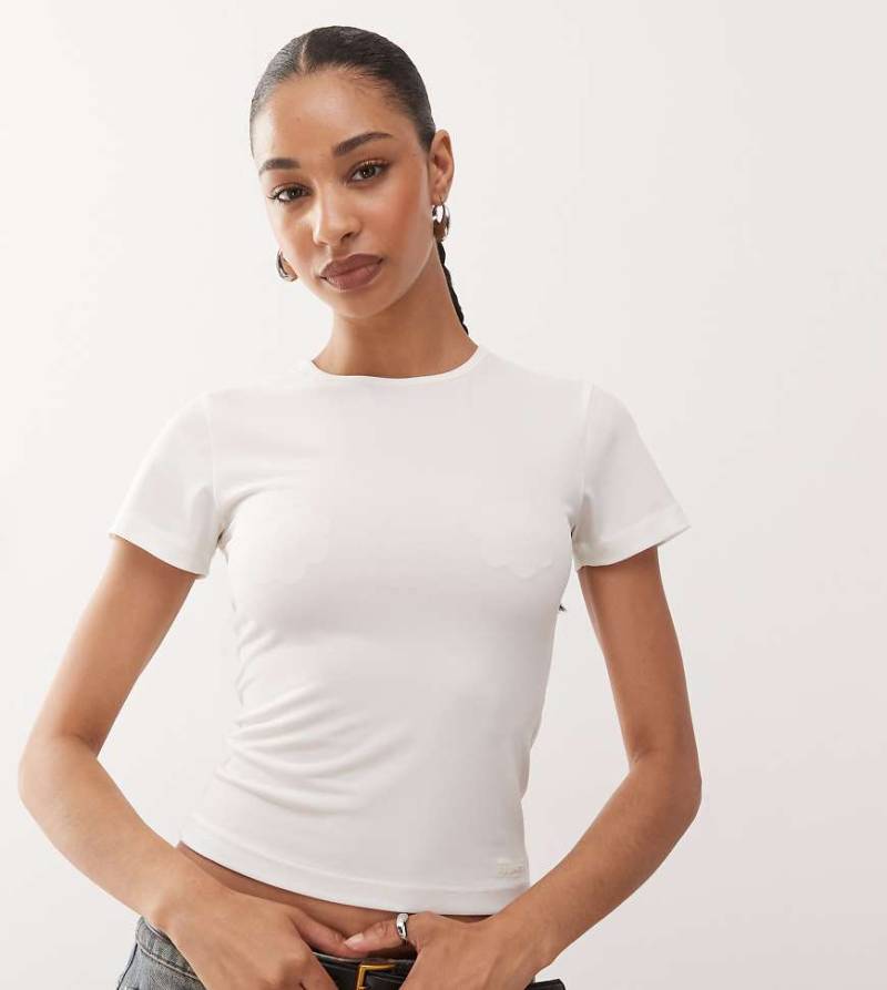 COLLUSION - Elevated - Halbtransparentes T-Shirt in Ecru mit knappem Schnitt-Weiß von Collusion