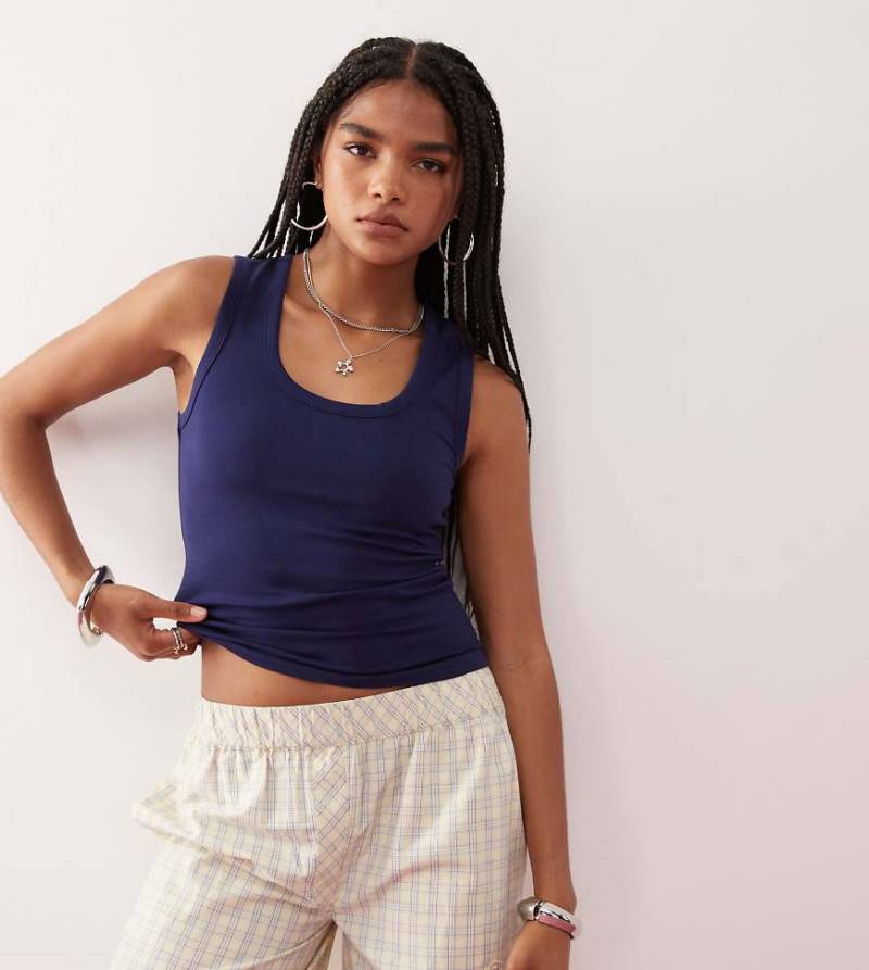 COLLUSION - Elevated - Trägertop in Marineblau mit U-Ausschnitt von Collusion