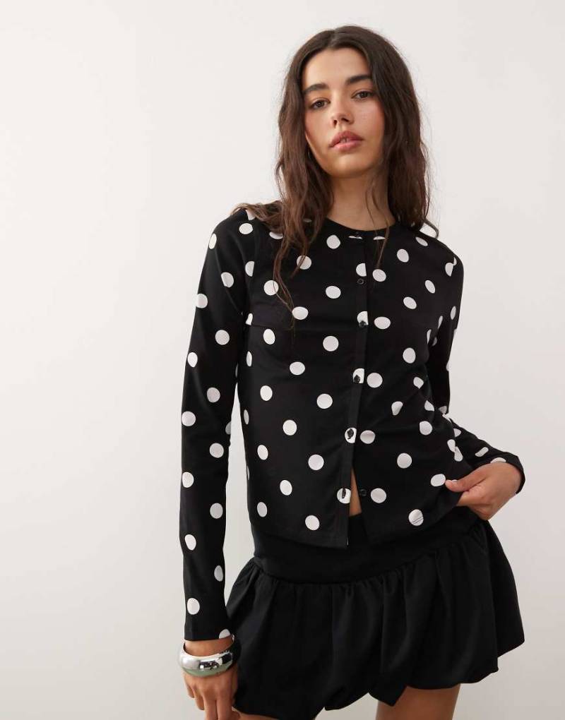 COLLUSION - Enganliegende Strickjacke mit Tupfendruck-Bunt von Collusion