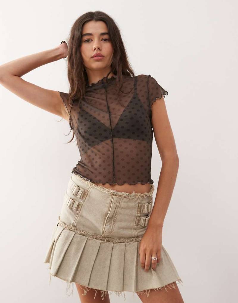 COLLUSION - Enges T-Shirt in Braun mit Punktemuster und hohem Kragen-Schwarz von Collusion