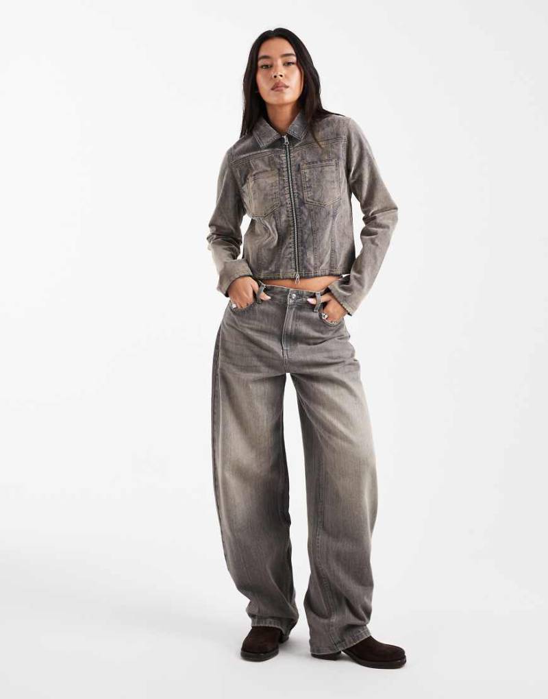 COLLUSION - Figurbetonte, beflockte Jeansjacke mit Kontrastnähten in verwaschenem Grau-Kupfer von Collusion