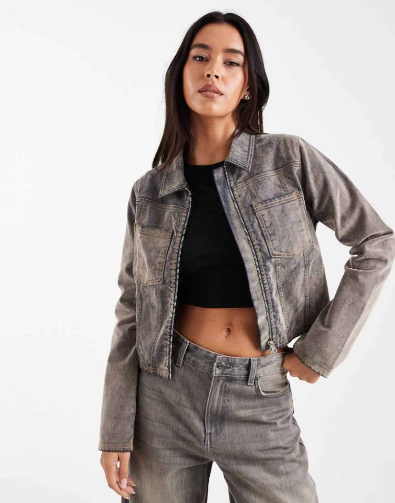 COLLUSION - Figurbetonte, beflockte Jeansjacke mit Kontrastnähten in verwaschenem Grau-Kupfer von Collusion