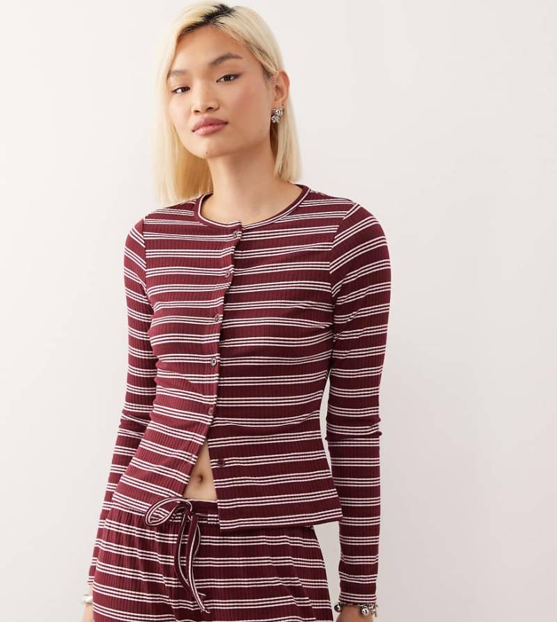 COLLUSION - Figurbetonte, gerippte Strickjacke in kastanienbraun gestreift, Kombiteil-Bunt von Collusion