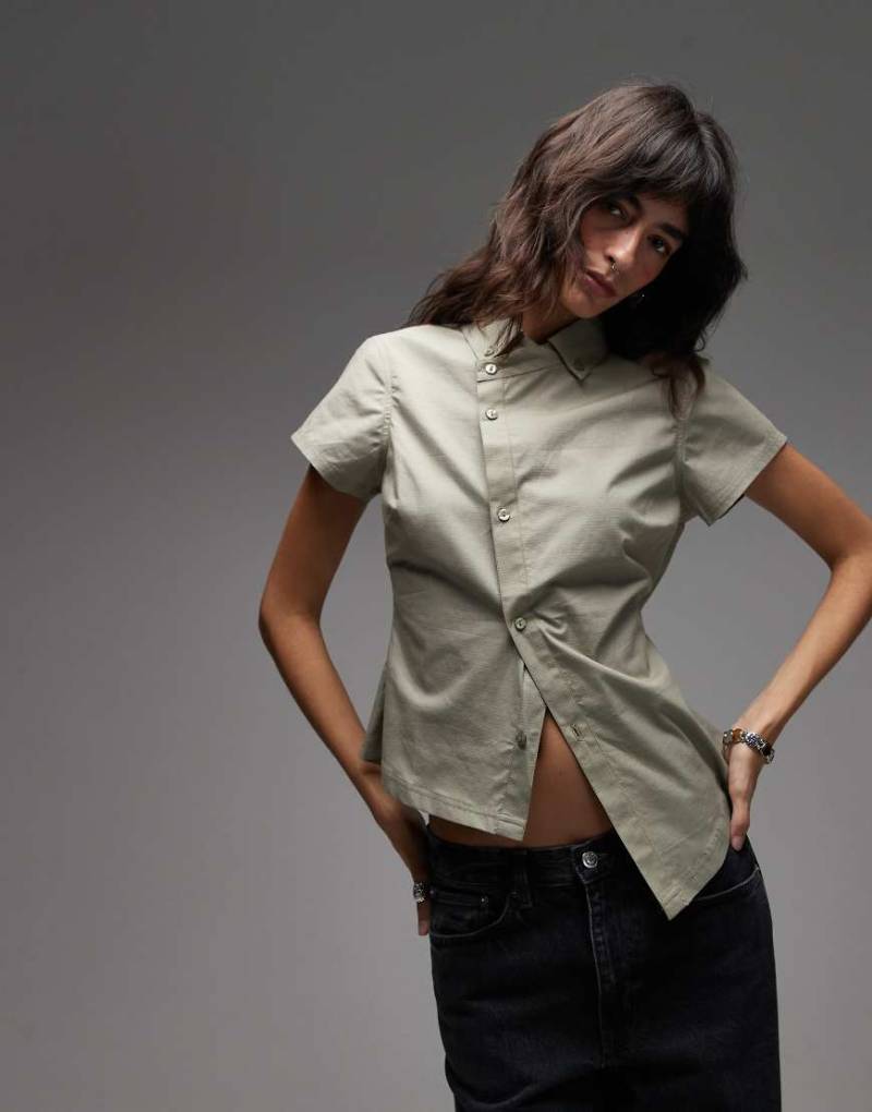 COLLUSION - Figurbetonte, gestreifte Hemdbluse in Khaki mit asymmetrischem Saum-Schwarz von Collusion