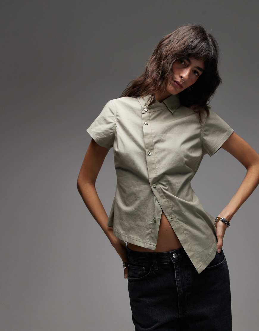 COLLUSION - Figurbetonte, gestreifte Hemdbluse in Khaki mit asymmetrischem Saum-Schwarz von Collusion