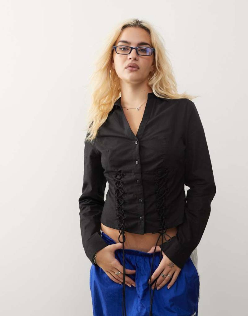 COLLUSION - Figurbetonte, langärmlige Hemdbluse in Schwarz mit Korsettdetail von Collusion