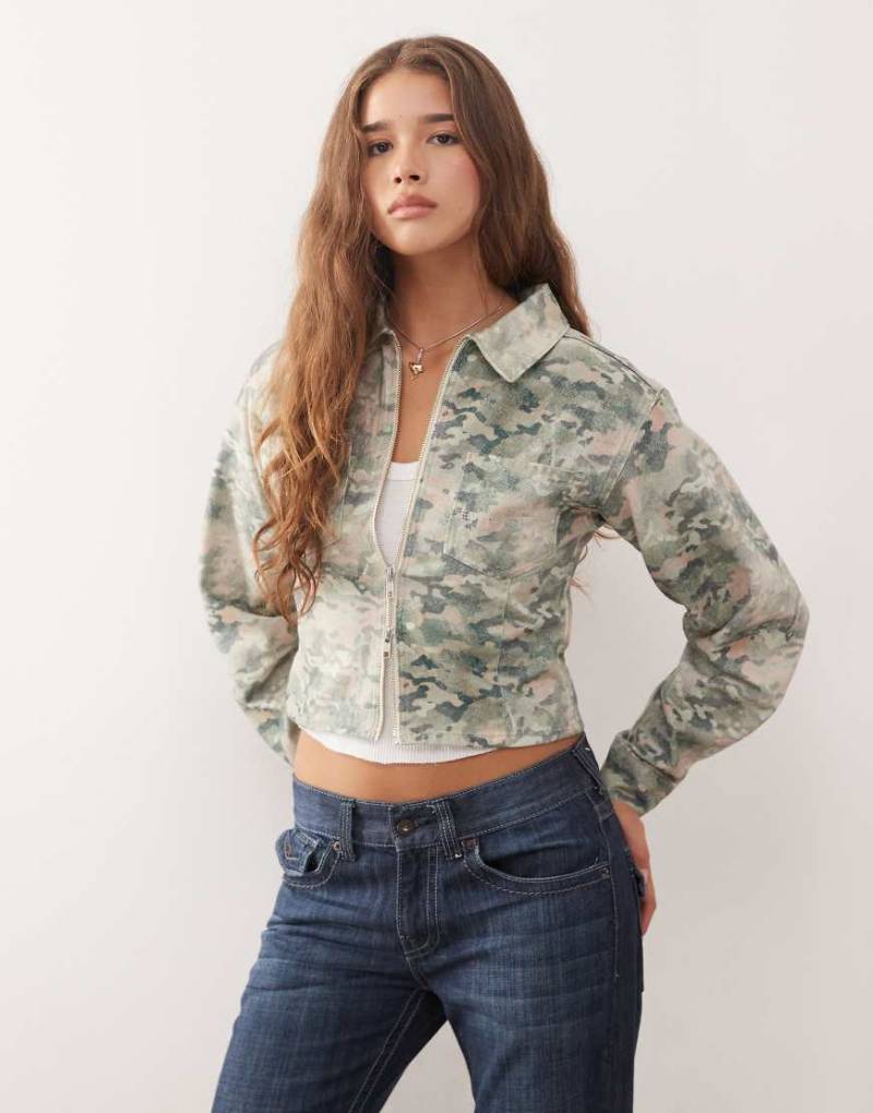 COLLUSION - Figurbetonte 90er-Jeansjacke mit Military-Muster-Bunt von Collusion