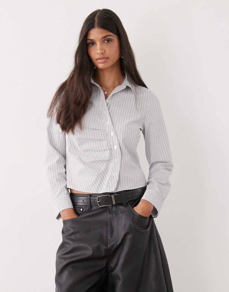 COLLUSION - Figurbetonte Hemdbluse in Blau gestreift mit verdrehter Knopfleiste von Collusion