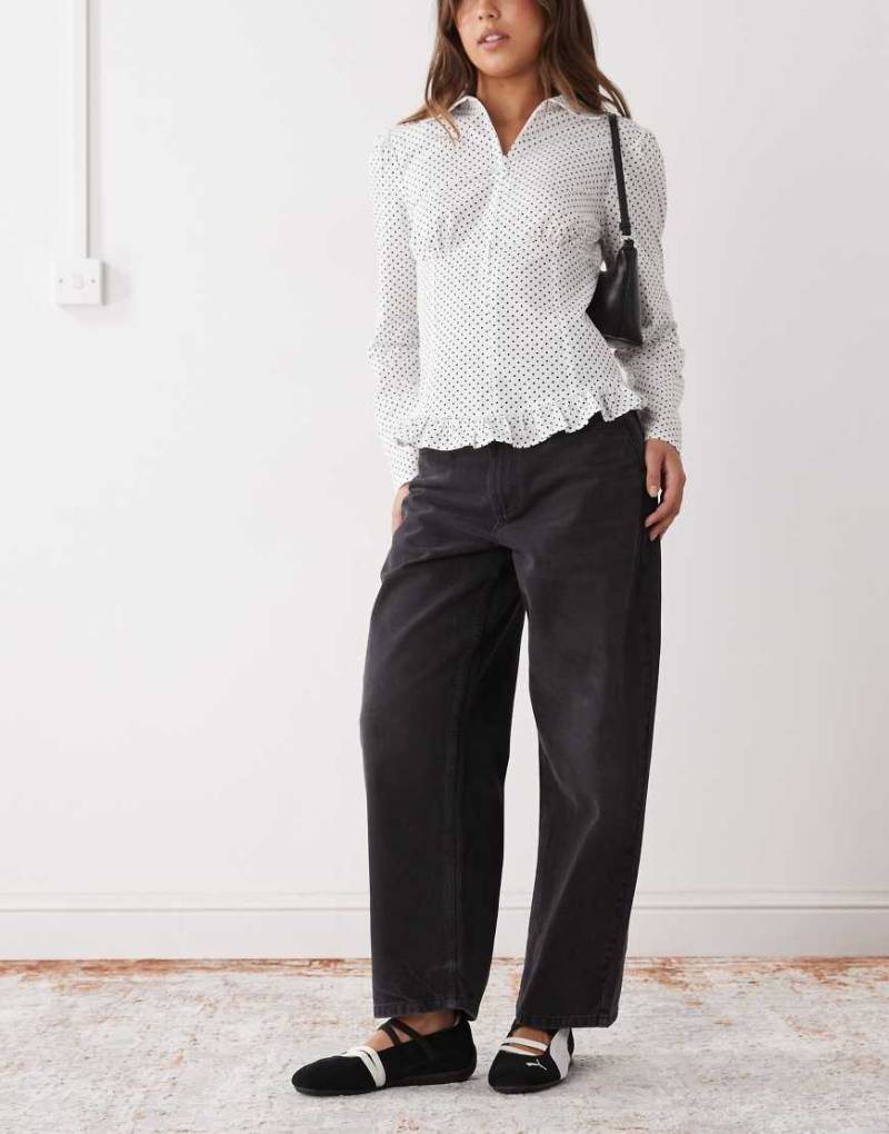 COLLUSION - Figurbetonte Hemdbluse in Schwarz-Weiß mit Reißverschluss und Polka Dots von Collusion