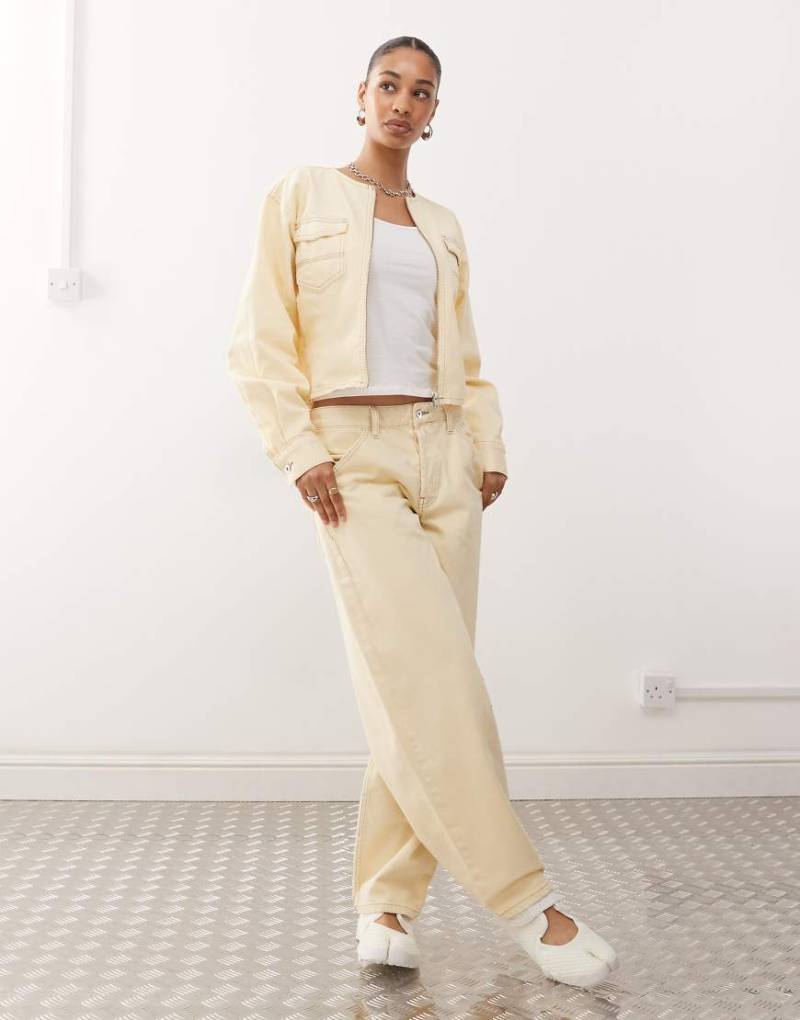 COLLUSION - Figurbetonte Jeansjacke in Buttermilchgelb mit gezurrter Rückseite mit Schnalle von Collusion