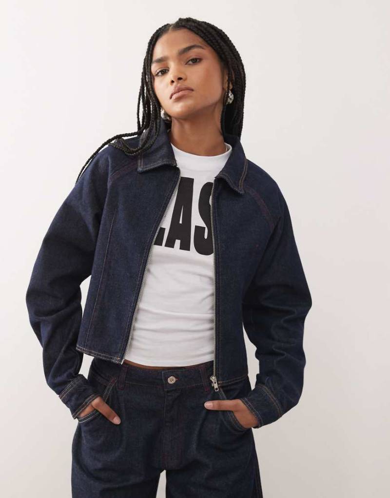 COLLUSION - Figurbetonte Jeansjacke in Rinse-Waschung mit Ziernaht in Rosa und Orange und geraffter Rückenpartie-Marineblau von Collusion