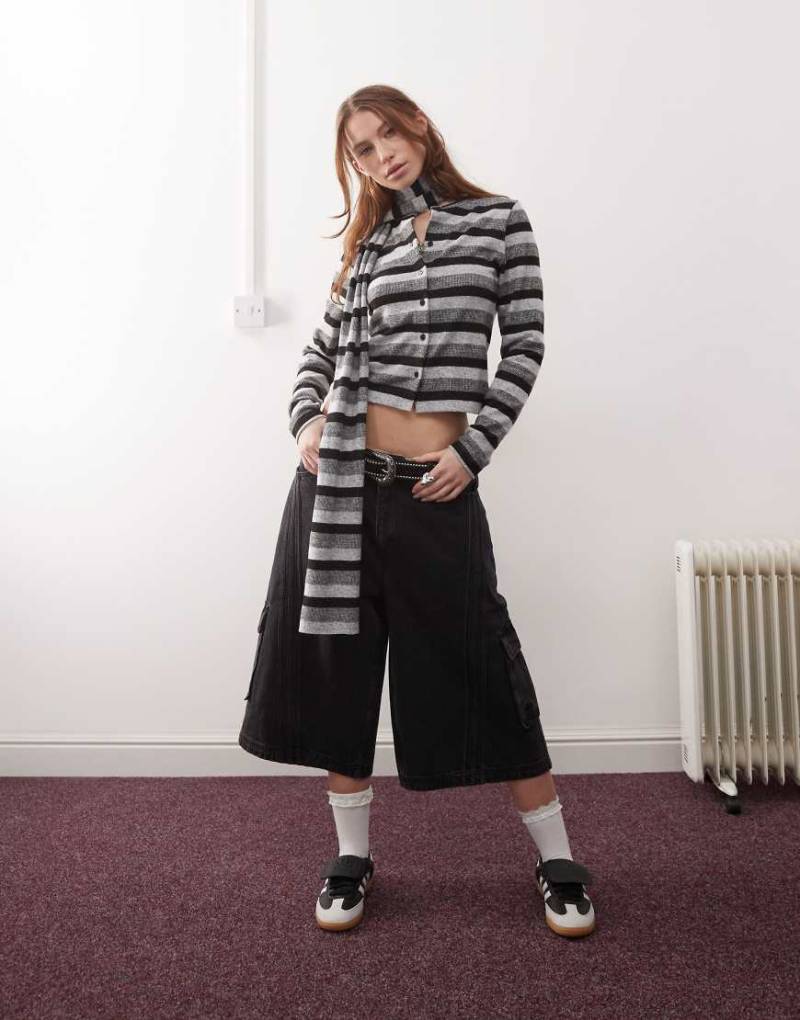 COLLUSION - Figurbetonte Strickjacke mit flauschigem Streifenmuster in Schwarz-Weiß und Schal-Bunt von Collusion