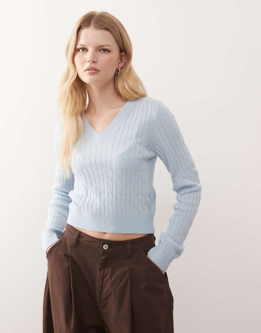 COLLUSION - Figurbetonter Strickpullover mit V-Ausschnitt und Zopfmuster-Blau von Collusion