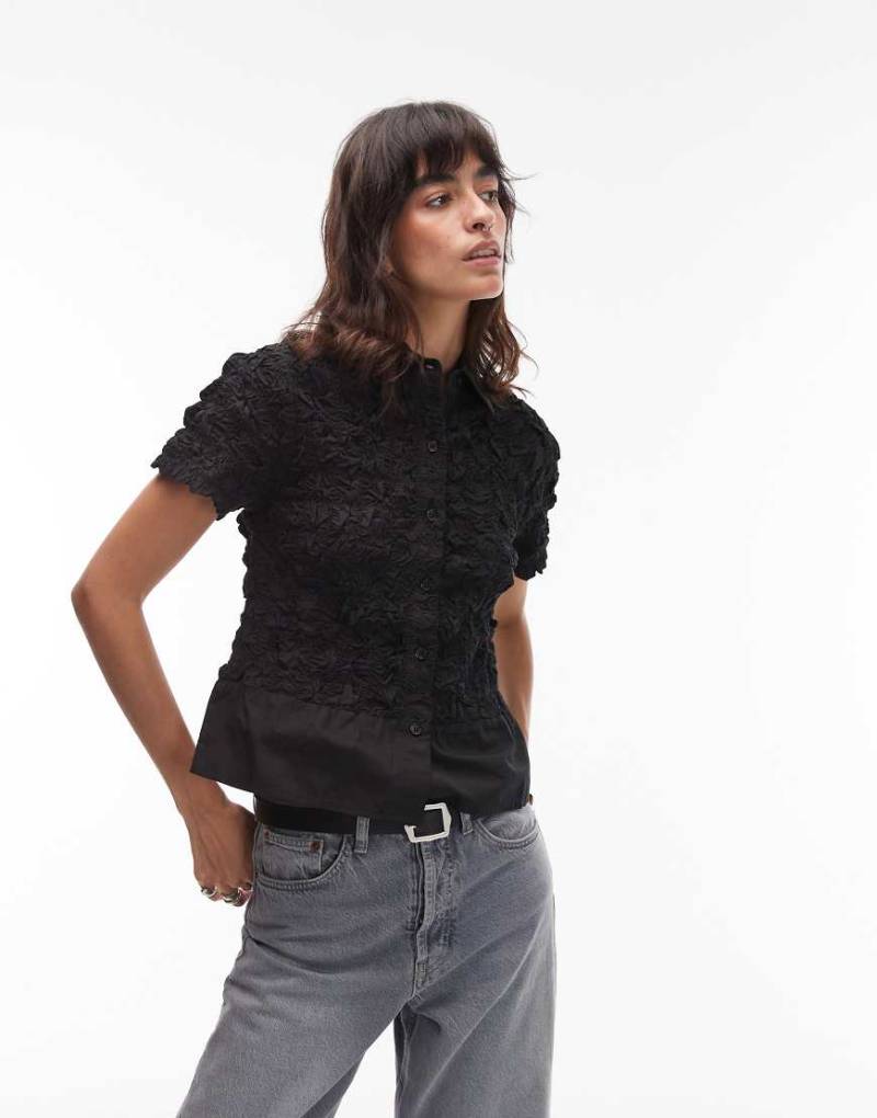 COLLUSION - Figurbetontes, kurzärmliges Popeline-Hemd in Schwarz mit Raffungen von Collusion