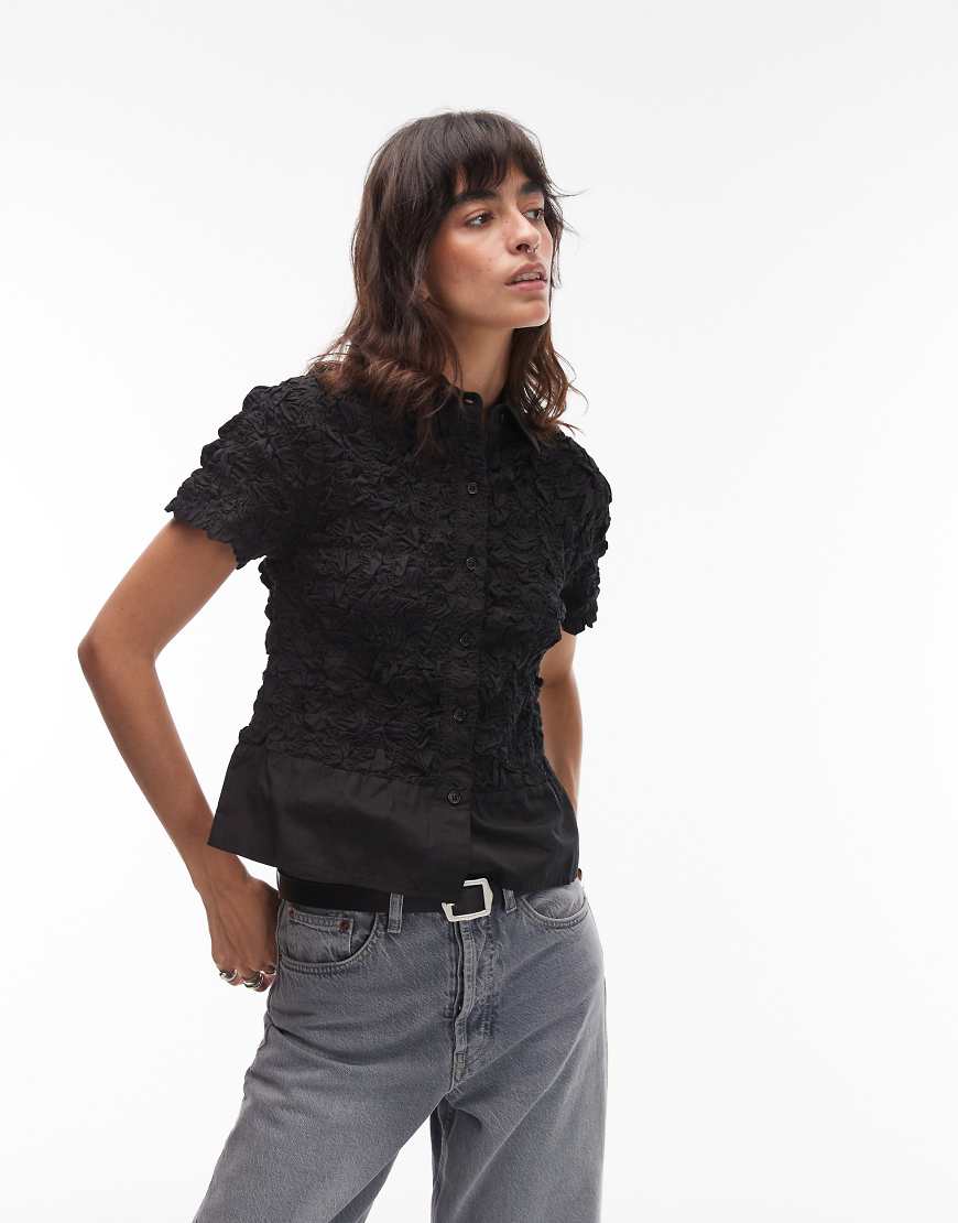 COLLUSION - Figurbetontes, kurzärmliges Popeline-Hemd in Schwarz mit Raffungen von Collusion