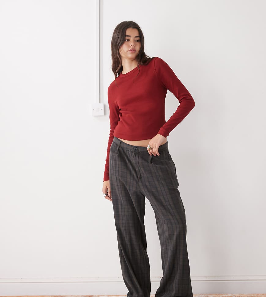 COLLUSION - Figurbetontes, langärmliges Shirt in Burgunderrot mit Rippenstruktur von Collusion