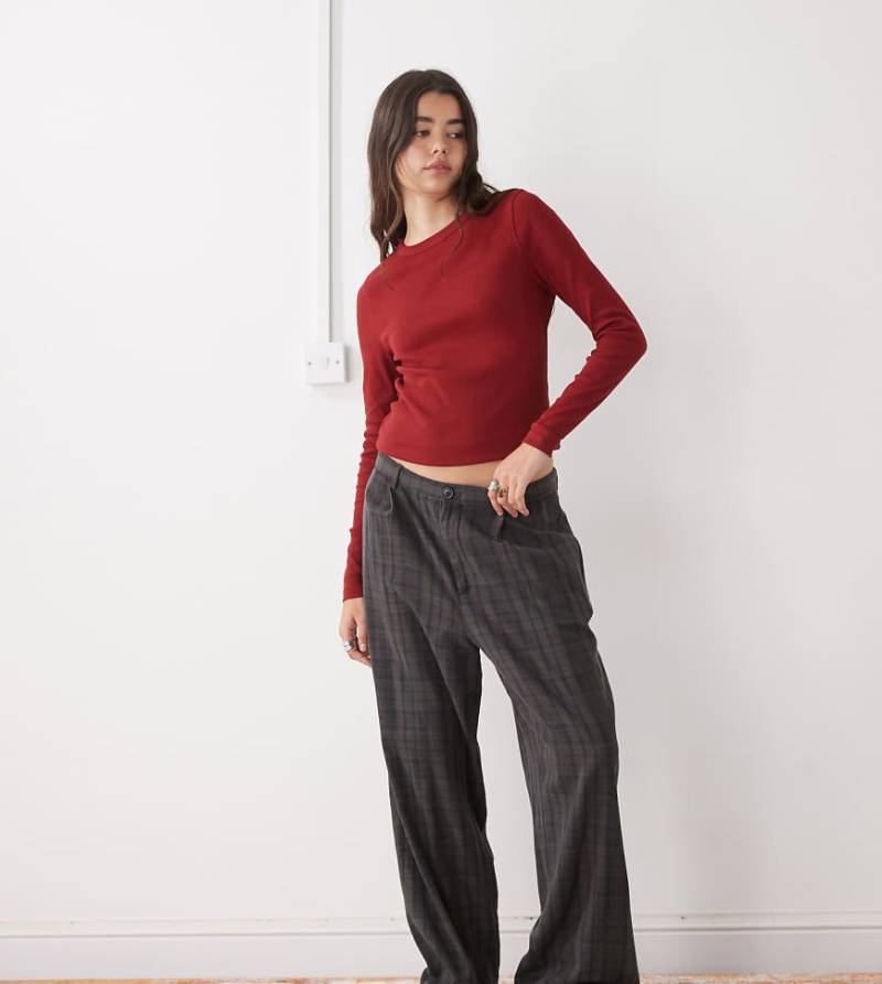 COLLUSION - Figurbetontes, langärmliges Shirt in Burgunderrot mit Rippenstruktur von Collusion