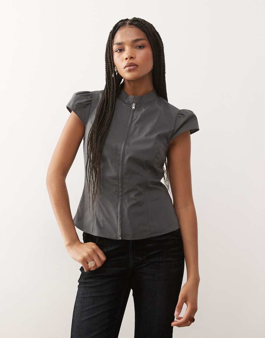 COLLUSION - Figurbetontes Hemd in Grau mit hohem Kragen und Reißverschluss von Collusion