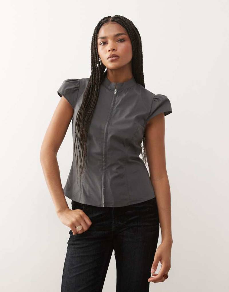 COLLUSION - Figurbetontes Hemd in Grau mit hohem Kragen und Reißverschluss von Collusion