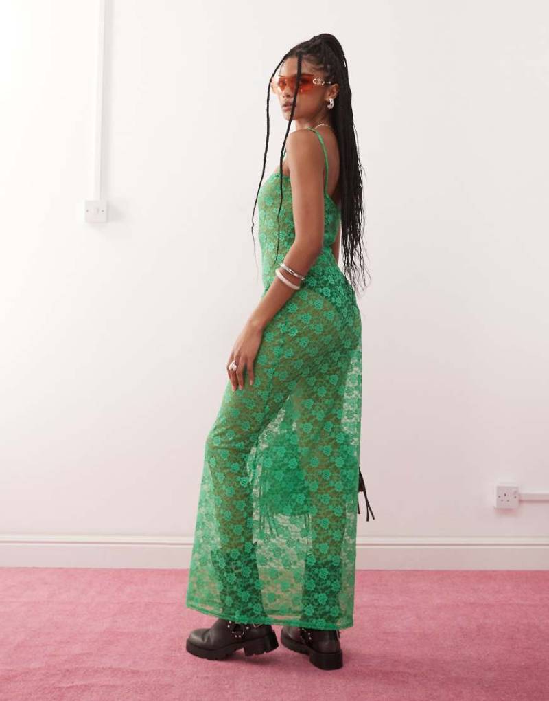 COLLUSION - Figurbetontes Maxikleid aus durchscheinender Spitze in Grün mit eckigem Ausschnitt von Collusion