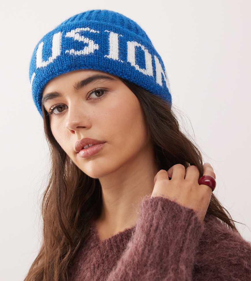 COLLUSION - Flauschige Beaniemütze in Blau mit Logo von Collusion