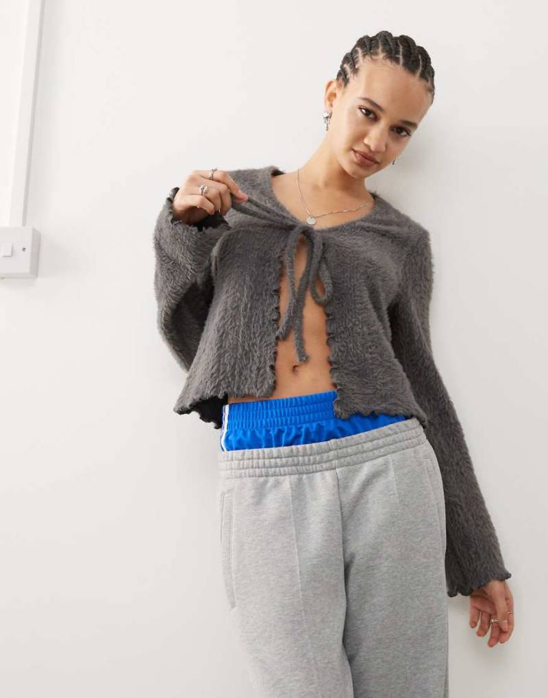 COLLUSION - Flauschige Strickjacke in Anthrazit mit gebundener Vorderseite-Grau von Collusion