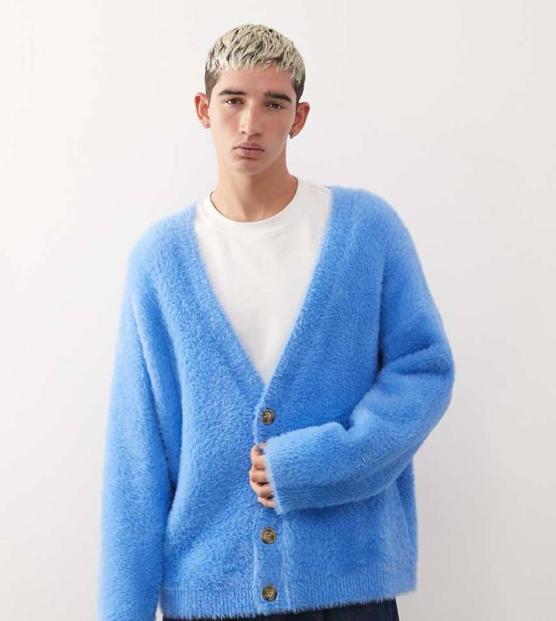 COLLUSION - Flauschige Strickjacke in Blau von Collusion