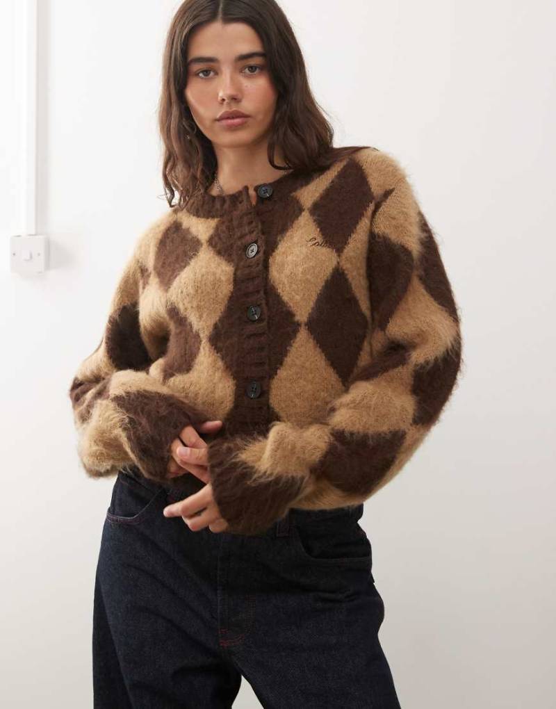 COLLUSION - Flauschige Strickjacke in Schokobraun mit Rautenmuster-Grün von Collusion