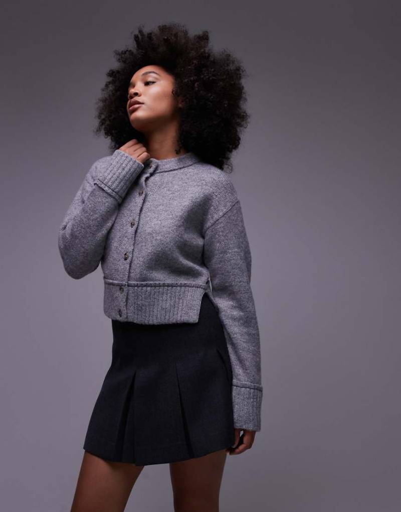 COLLUSION - Flauschige Strickjacke in Grau mit Rundhalsausschnitt von Collusion