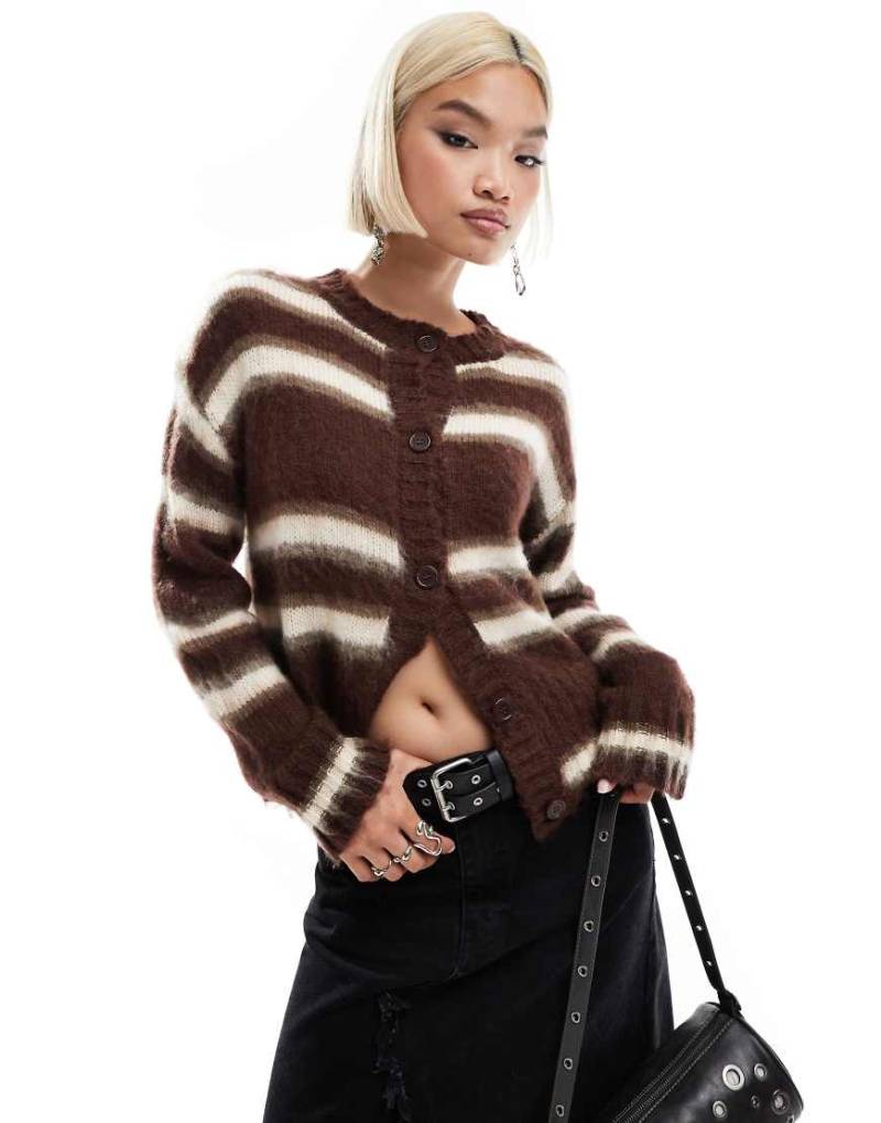COLLUSION - Flauschige Strickjacke in gestreiftem Braun mit Rundhalsausschnitt von Collusion