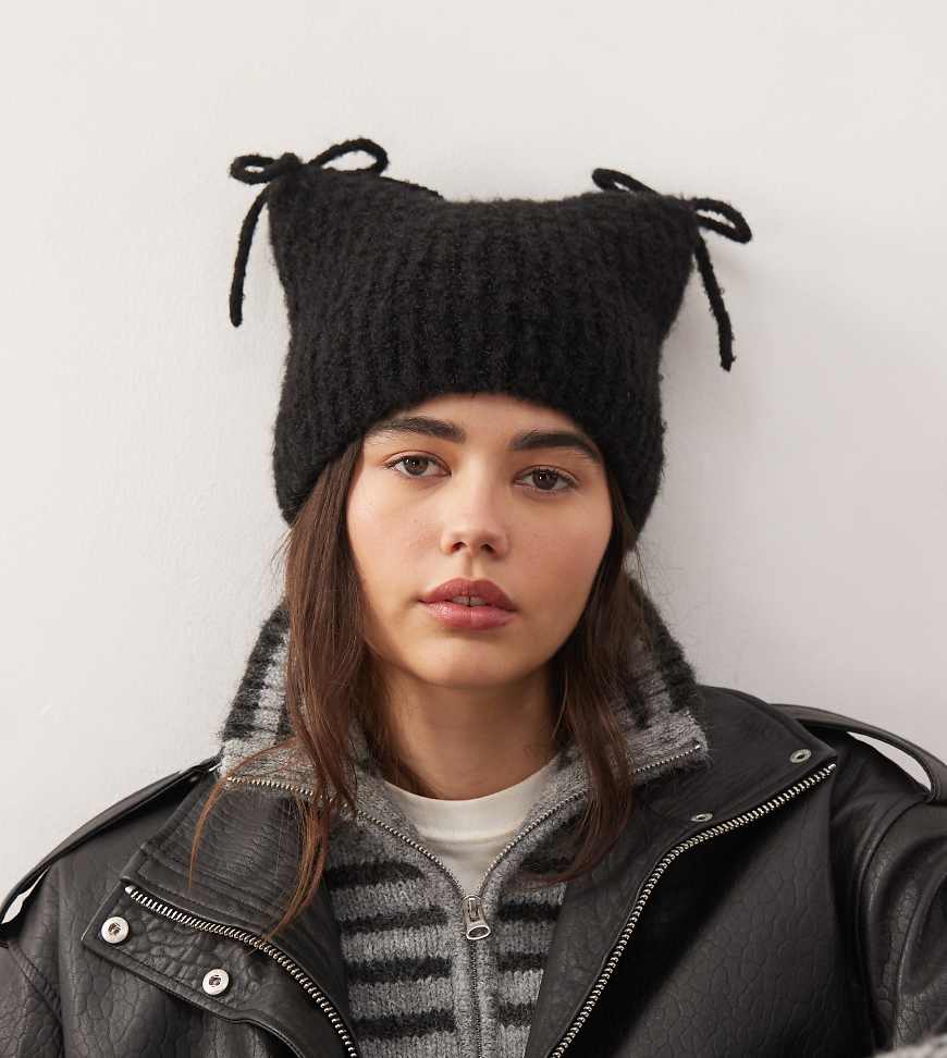 COLLUSION - Flauschige Strickmütze in Schwarz mit Schleifen- und Ohrendetails von Collusion
