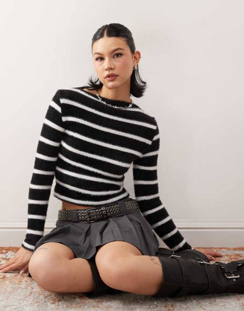 COLLUSION - Flauschiger, schmaler Pullover in Schwarz-Weiß gestreift mit U-Boot-Ausschnitt-Bunt von Collusion