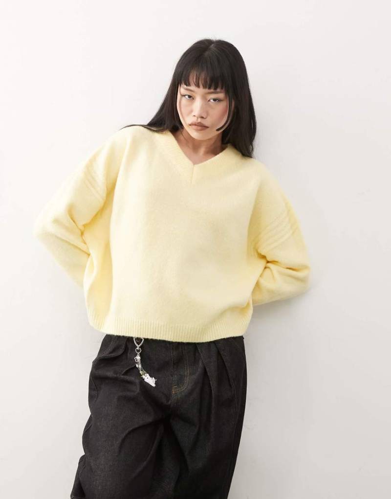 COLLUSION - Flauschiger Strickpullover in Buttermilchgelb mit V-Ausschnitt von Collusion