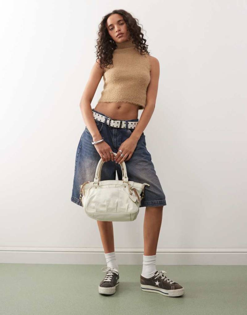 COLLUSION - Flauschiges Trägertop in Beige mit Rollkragen-Braun von Collusion