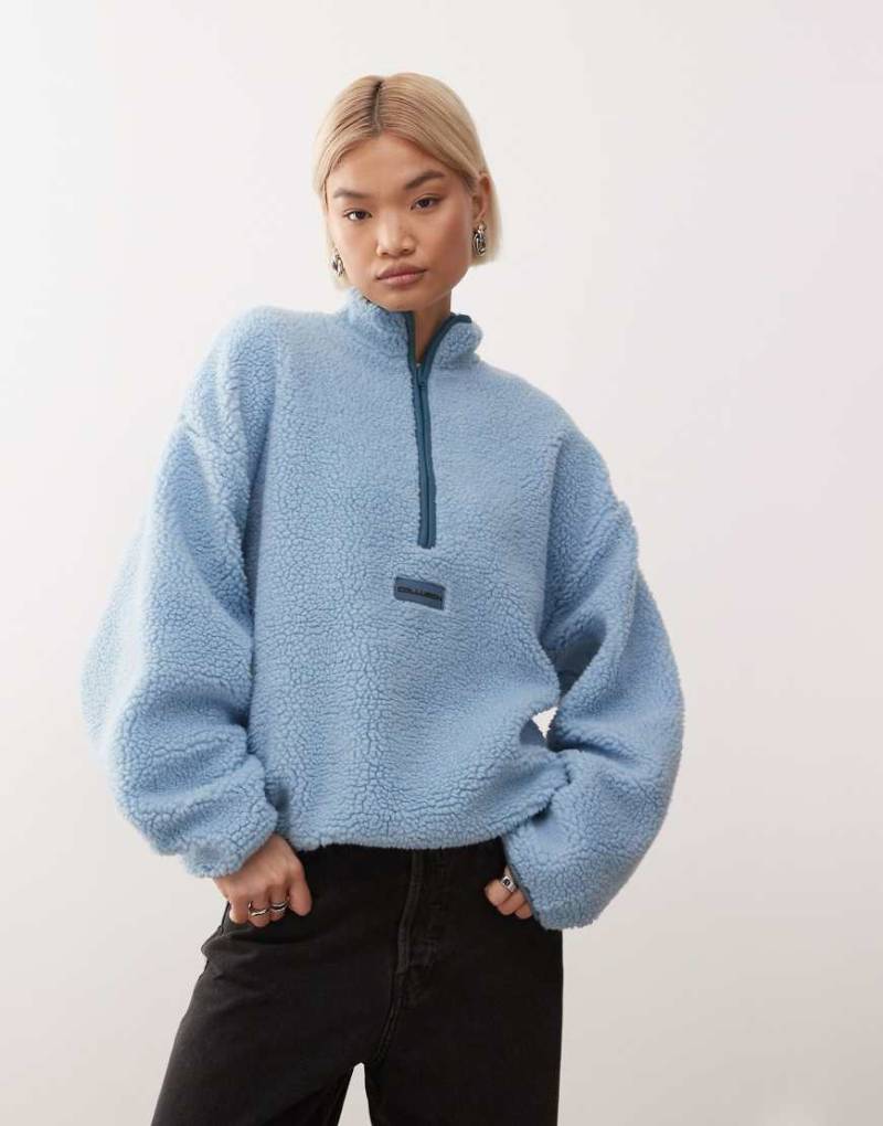 COLLUSION - Fleece-Sweatshirt aus Teddyfell in Blau mit kurzem Reißverschluss von Collusion