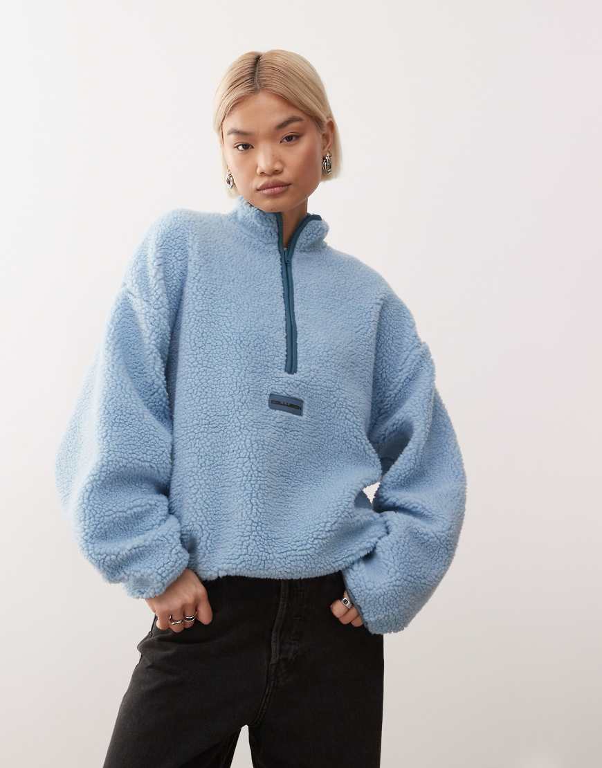 COLLUSION - Fleece-Sweatshirt aus Teddyfell in Blau mit kurzem Reißverschluss von Collusion