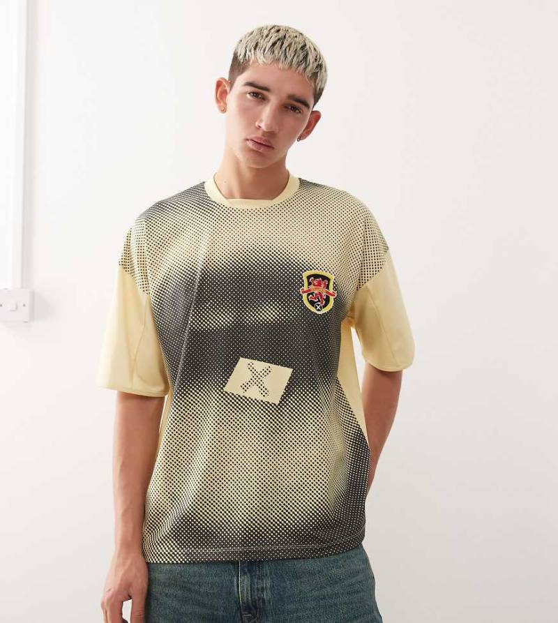 COLLUSION - Fußball-Oberteil in Gelb mit Print von Collusion