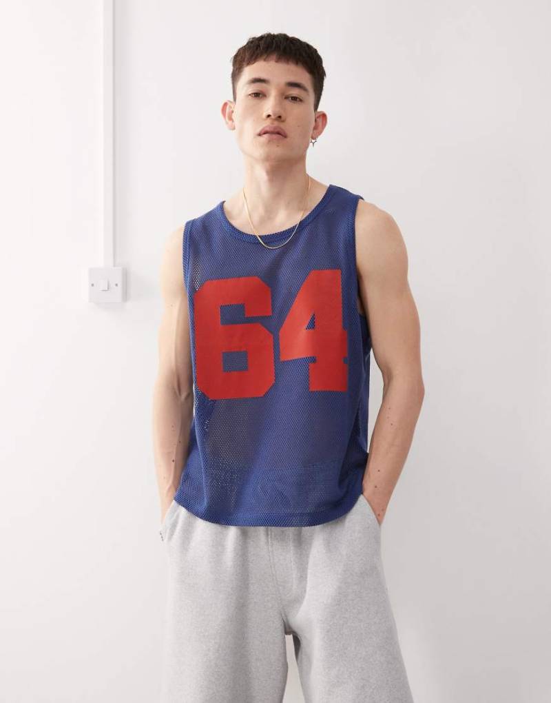 COLLUSION - Gehäkeltes Tanktop in Blau mit College-Nummernprint von Collusion