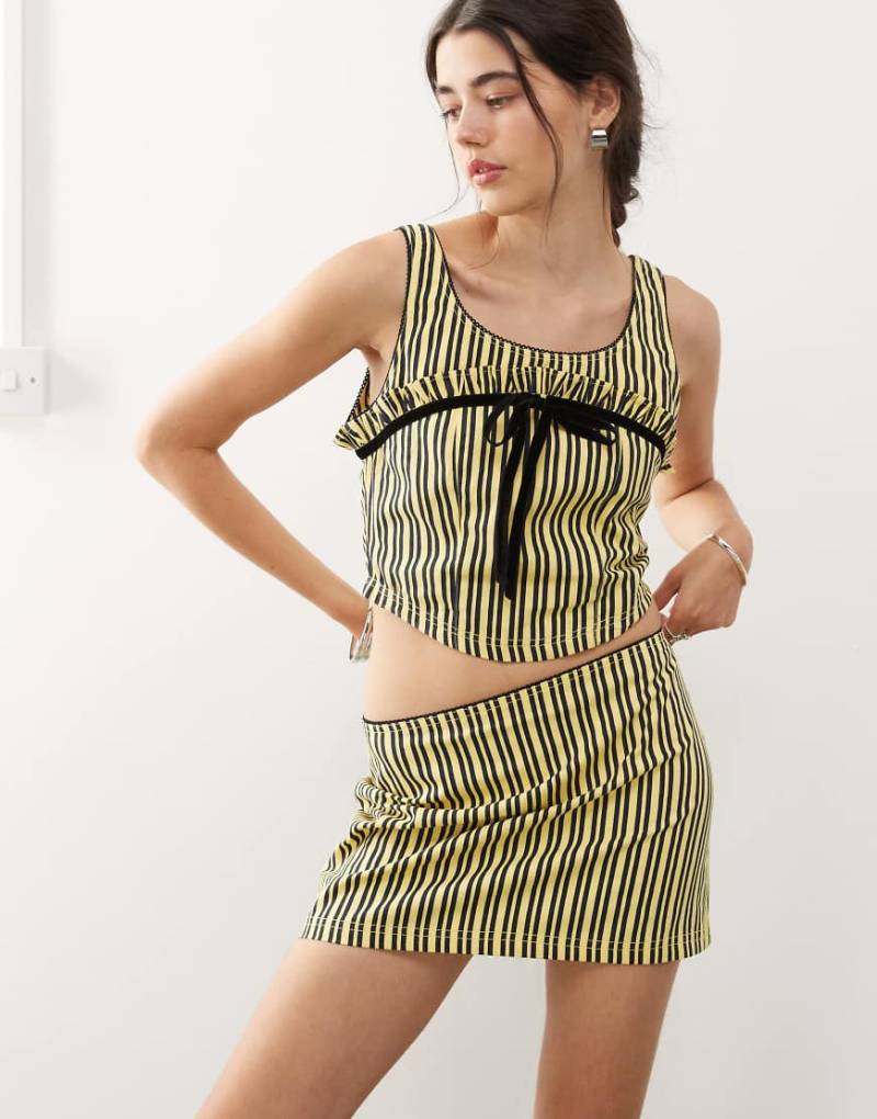 COLLUSION - Gelb gestreifter Minirock, Kombiteil von Collusion