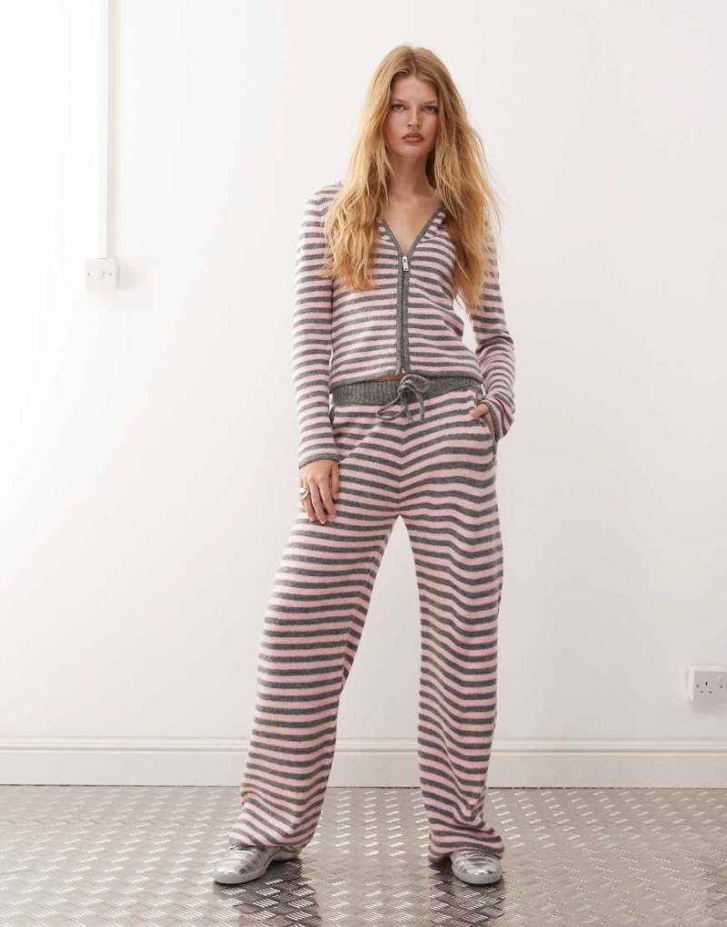 COLLUSION - Gerade geschnittene Strickhose in rosa und grau gestreift von Collusion