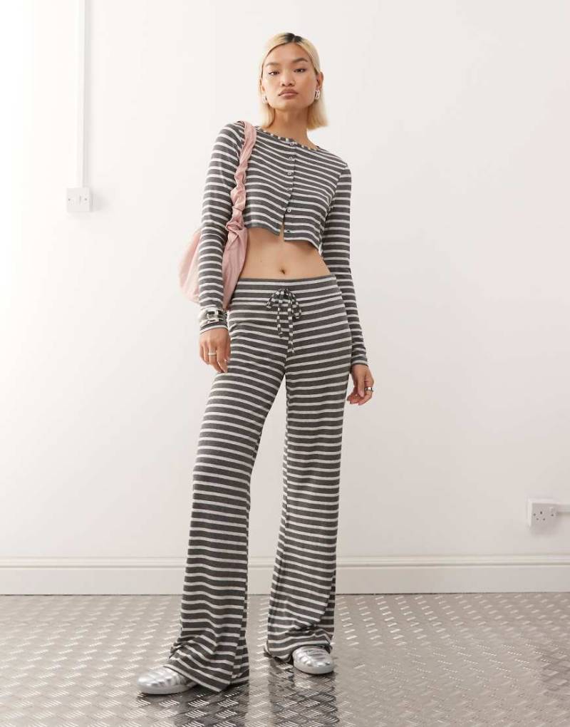 COLLUSION - Gerade geschnittene Yogahose in Grau mit Streifen, Kombiteil-Bunt von Collusion